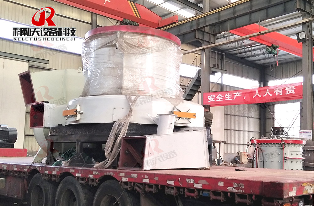 發(fā)往上海雷蒙磨粉機正在裝車(chē)