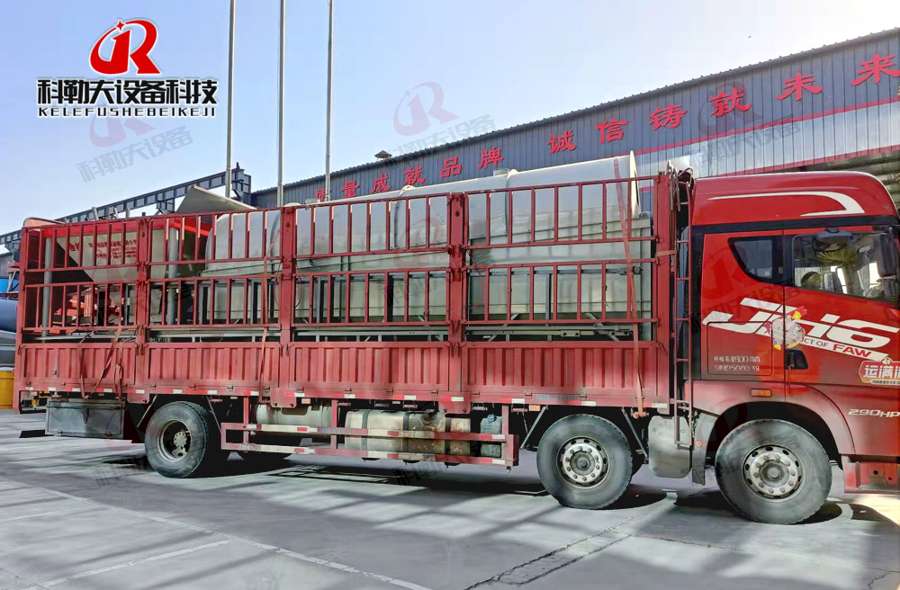 全封閉式環(huán)保型沙石滾筒篩分設備發(fā)往浙江，搭配新型皮帶給料機